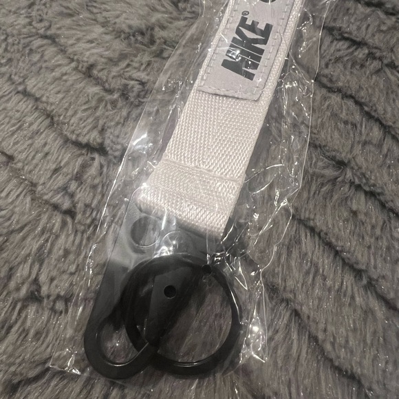 Nike white wrist lanyard brand new key holder keys sports unisex sturdy trendy - Picture 4 of 4